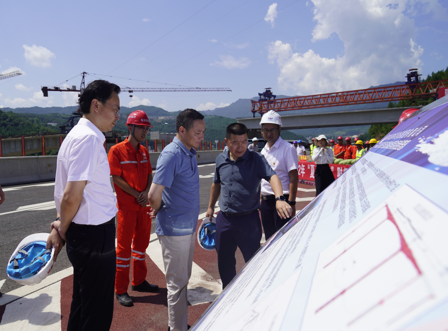蜀道集團(tuán)黨委委員、副董事長周黎明一行赴鎮(zhèn)廣公司一線開展安全環(huán)保、防汛減災(zāi)專項(xiàng)檢查暨2022年“夏送清涼”慰問活動1.png